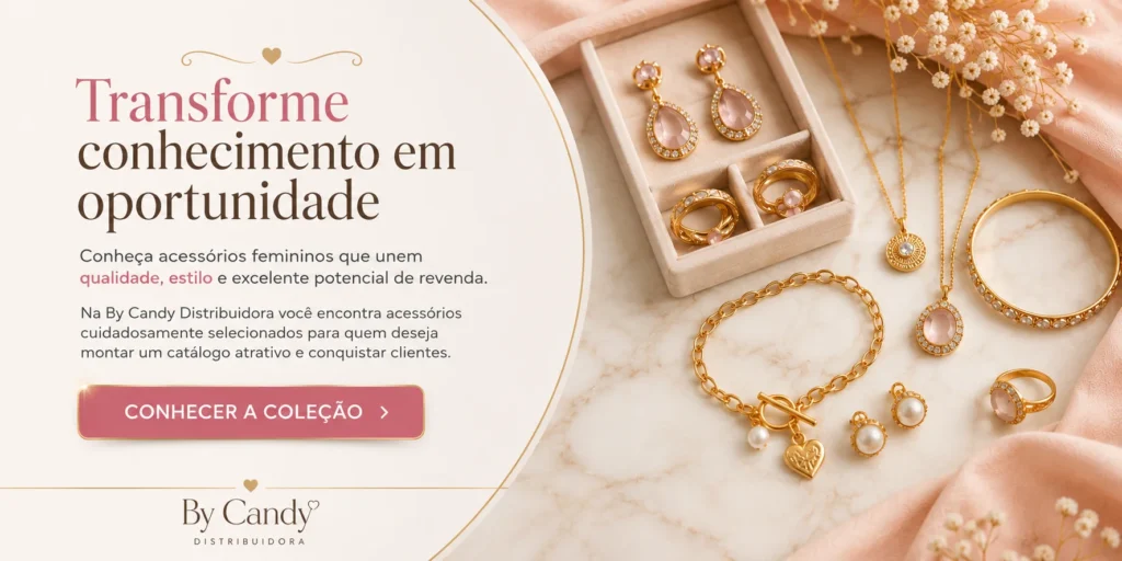 Banner promocional da By Candy Distribuidora exibindo brincos, colares, pulseiras e anéis femininos em tons dourados, convidando o leitor a conhecer a coleção de acessórios para revenda.